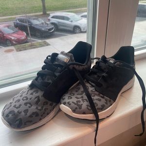 Avia woman’s athletics shoes size 7